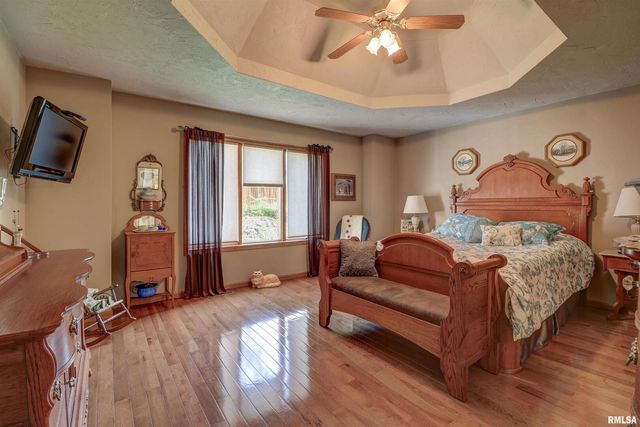 582 BREEZY POINT Drive, Clinton, IA 52732