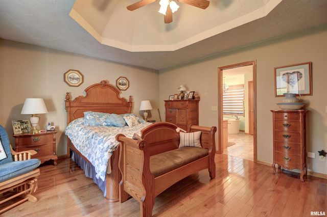 582 BREEZY POINT Drive, Clinton, IA 52732