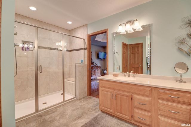 582 BREEZY POINT Drive, Clinton, IA 52732