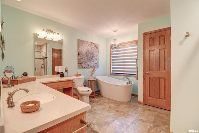 582 BREEZY POINT Drive, Clinton, IA 52732