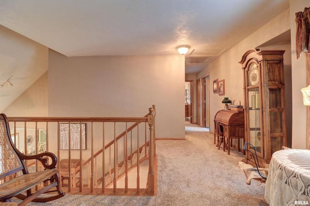 582 BREEZY POINT Drive, Clinton, IA 52732