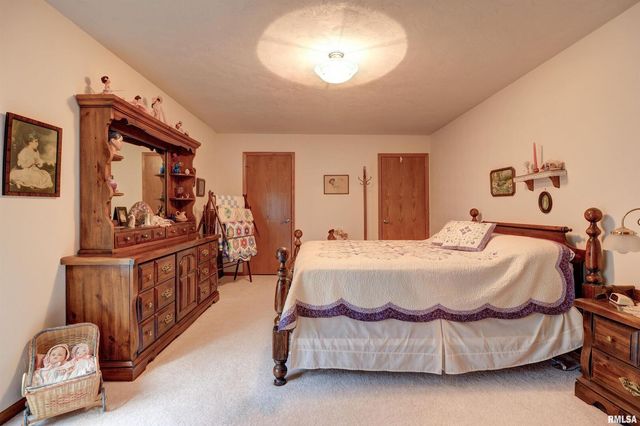 582 BREEZY POINT Drive, Clinton, IA 52732