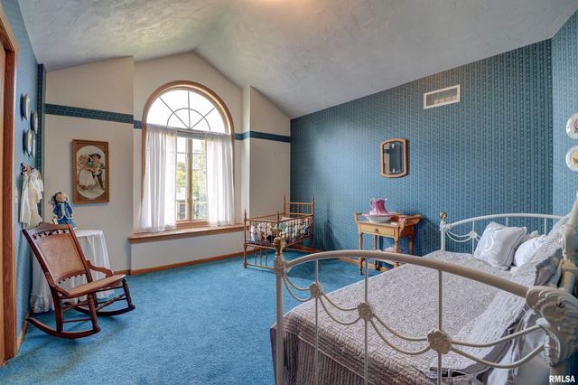 582 BREEZY POINT Drive, Clinton, IA 52732