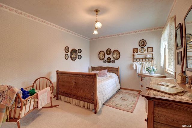 582 BREEZY POINT Drive, Clinton, IA 52732