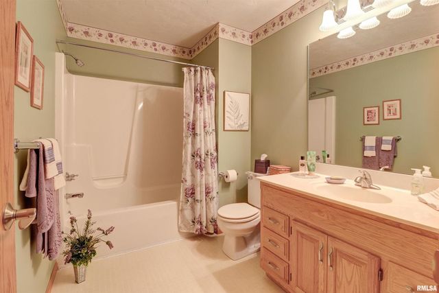 582 BREEZY POINT Drive, Clinton, IA 52732