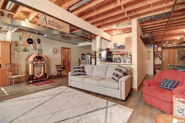 582 BREEZY POINT Drive, Clinton, IA 52732