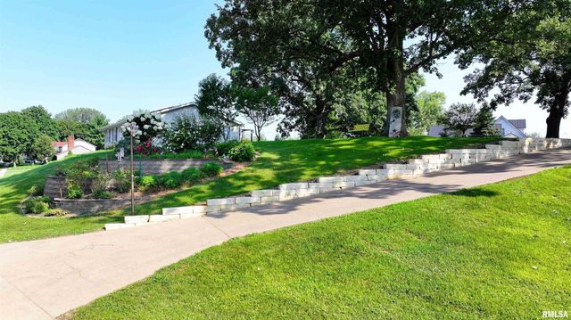 582 BREEZY POINT Drive, Clinton, IA 52732