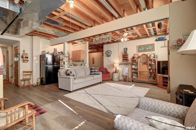 582 BREEZY POINT Drive, Clinton, IA 52732