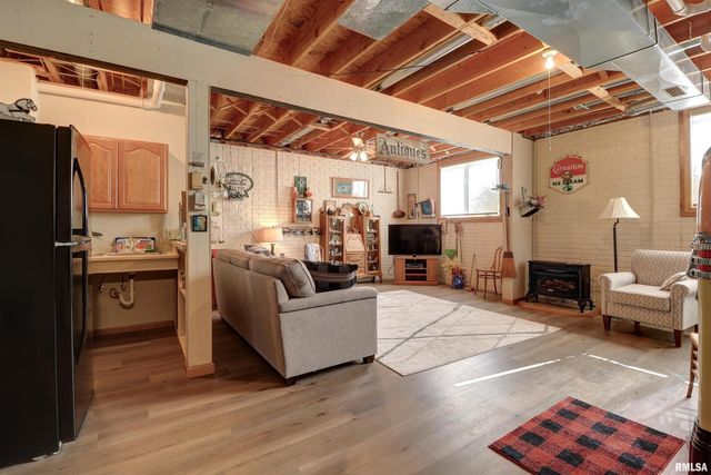 582 BREEZY POINT Drive, Clinton, IA 52732