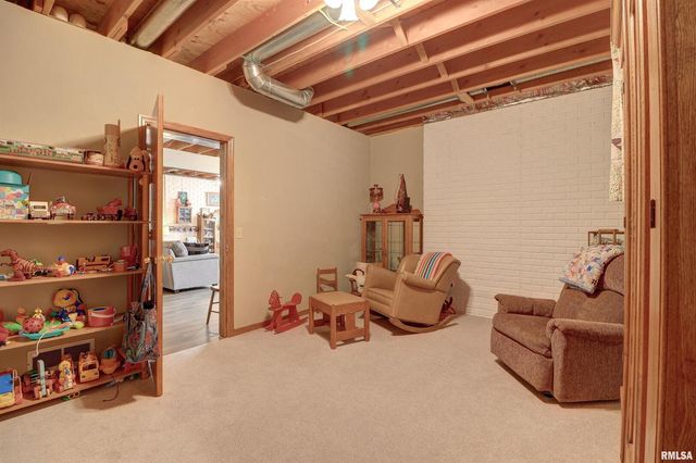 582 BREEZY POINT Drive, Clinton, IA 52732