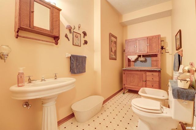 582 BREEZY POINT Drive, Clinton, IA 52732