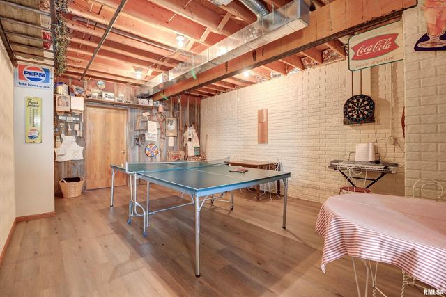 582 BREEZY POINT Drive, Clinton, IA 52732