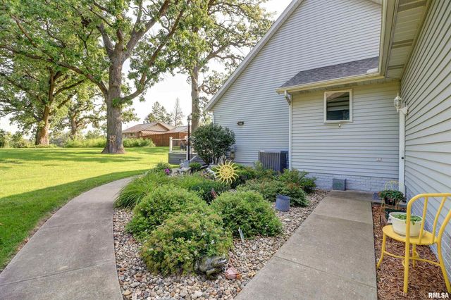 582 BREEZY POINT Drive, Clinton, IA 52732