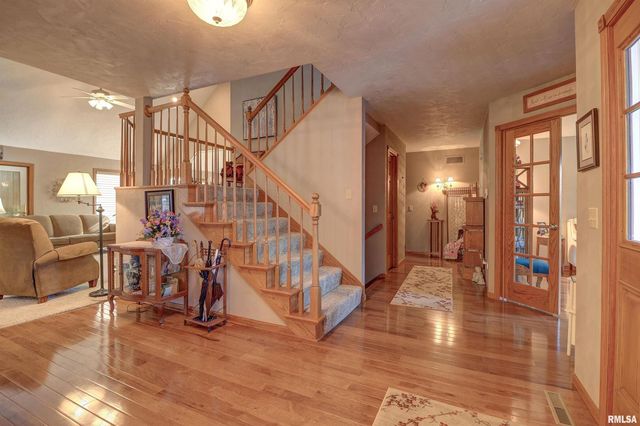 582 BREEZY POINT Drive, Clinton, IA 52732