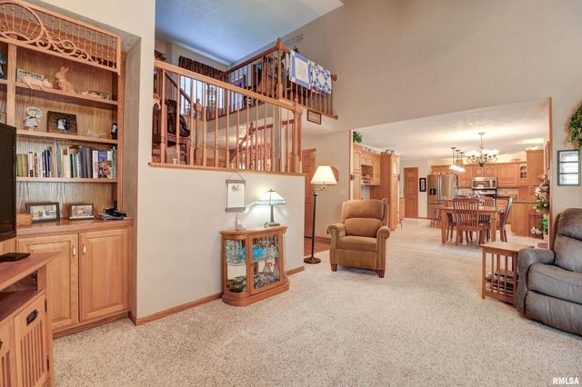 582 BREEZY POINT Drive, Clinton, IA 52732