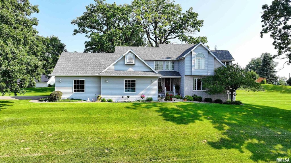 582 BREEZY POINT Drive, Clinton, IA 52732