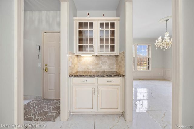 7083 Chatham Court, West Bloomfield Charter Township, MI 48322