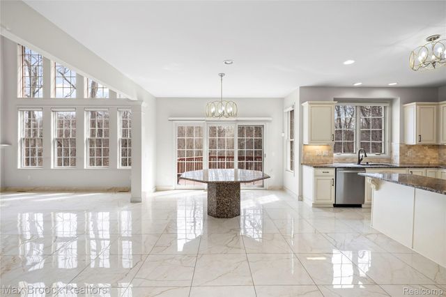 7083 Chatham Court, West Bloomfield Charter Township, MI 48322