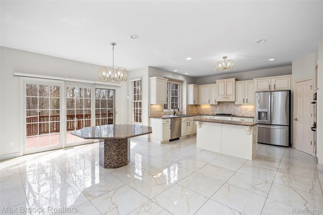 7083 Chatham Court, West Bloomfield Charter Township, MI 48322