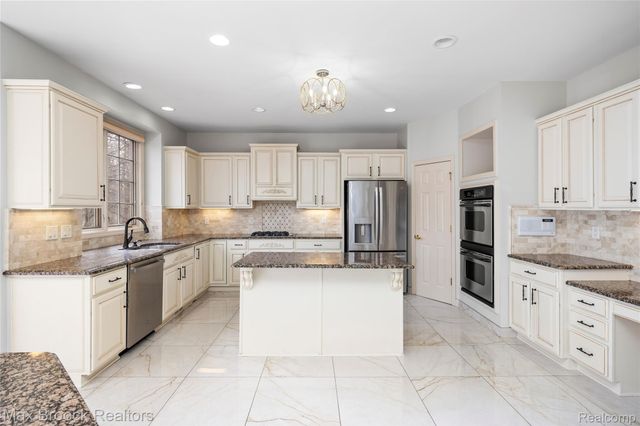 7083 Chatham Court, West Bloomfield Charter Township, MI 48322