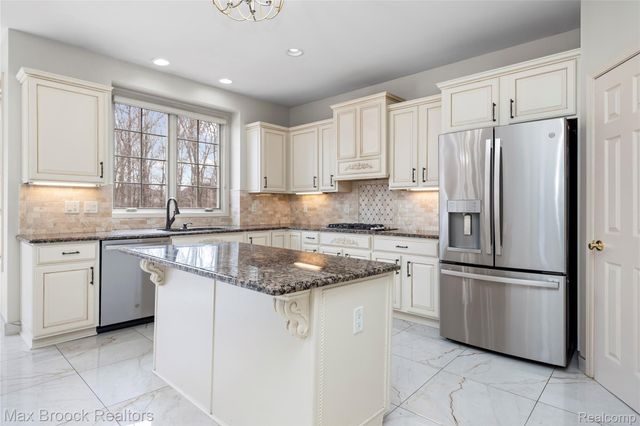 7083 Chatham Court, West Bloomfield Charter Township, MI 48322
