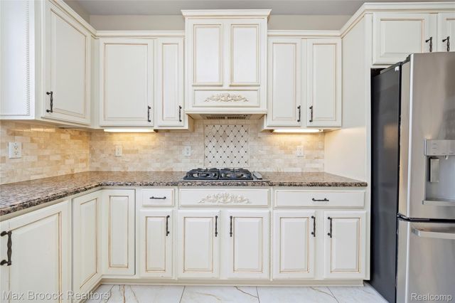 7083 Chatham Court, West Bloomfield Charter Township, MI 48322