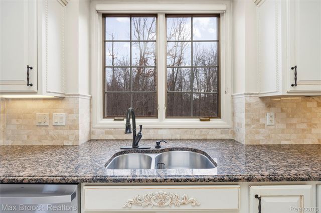 7083 Chatham Court, West Bloomfield Charter Township, MI 48322