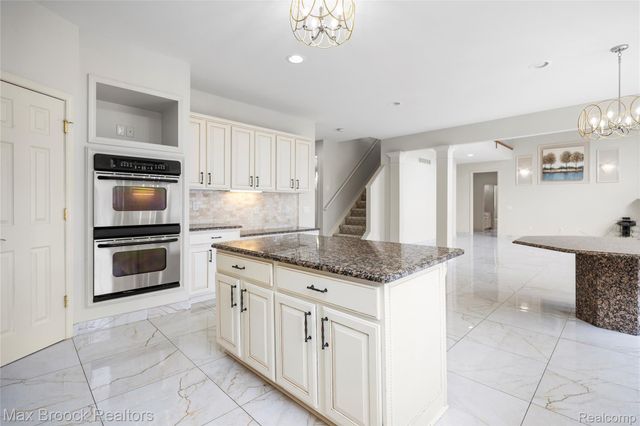 7083 Chatham Court, West Bloomfield Charter Township, MI 48322