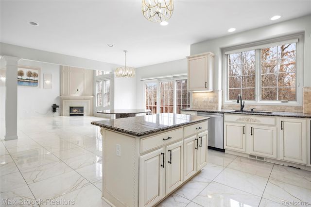 7083 Chatham Court, West Bloomfield Charter Township, MI 48322