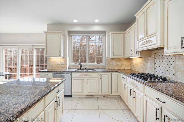 7083 Chatham Court, West Bloomfield Charter Township, MI 48322