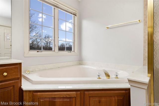 7083 Chatham Court, West Bloomfield Charter Township, MI 48322