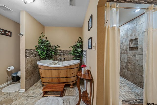 23096 McFadden Lane, Chandler, TX 75758