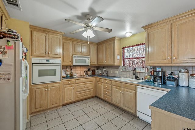 23096 McFadden Lane, Chandler, TX 75758