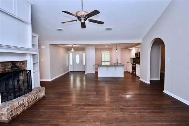 106 WOODCREEK Loop, Pineville, LA 71360