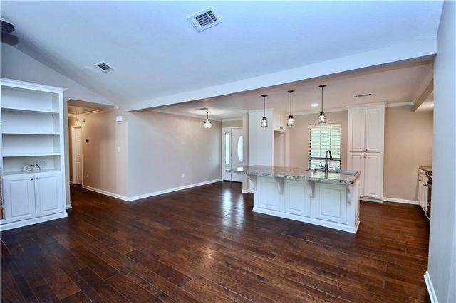 106 WOODCREEK Loop, Pineville, LA 71360