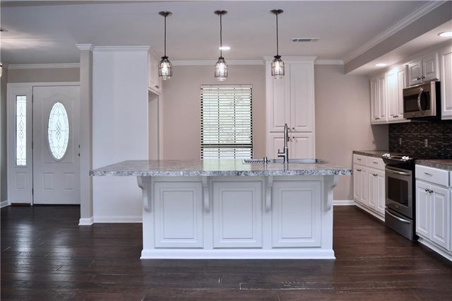 106 WOODCREEK Loop, Pineville, LA 71360