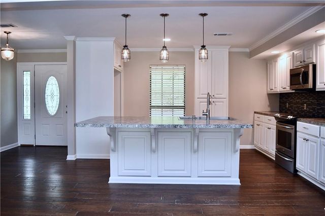 106 WOODCREEK Loop, Pineville, LA 71360