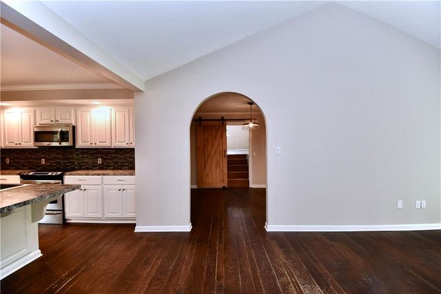 106 WOODCREEK Loop, Pineville, LA 71360