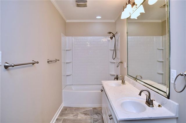 106 WOODCREEK Loop, Pineville, LA 71360