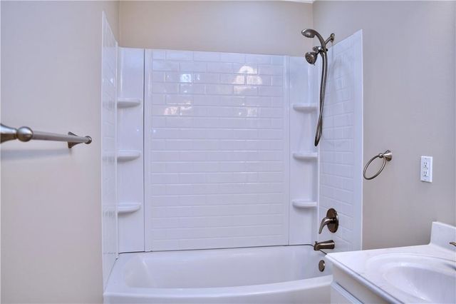 106 WOODCREEK Loop, Pineville, LA 71360