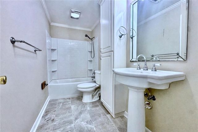 106 WOODCREEK Loop, Pineville, LA 71360