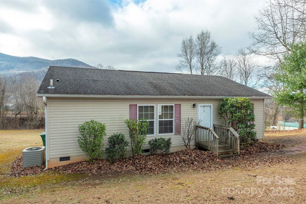 332 Richmond Avenue, Swannanoa, NC 28778