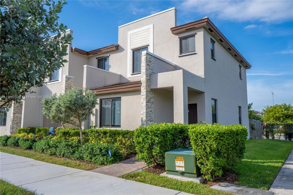 561 NE 208th Ter 561, Miami, FL 33179