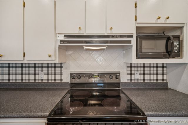 1023 E Thompson Avenue, Sapulpa, OK 74066