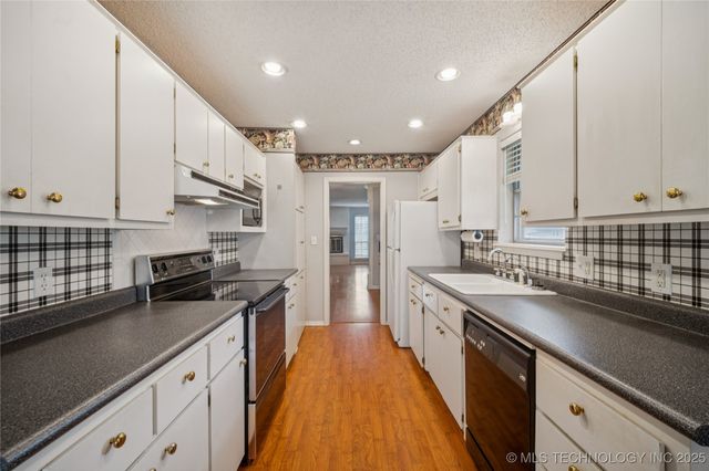 1023 E Thompson Avenue, Sapulpa, OK 74066