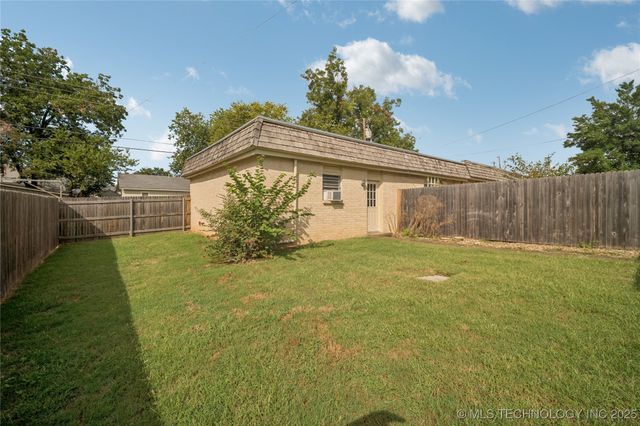 1023 E Thompson Avenue, Sapulpa, OK 74066