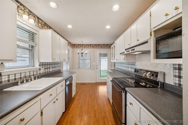 1023 E Thompson Avenue, Sapulpa, OK 74066