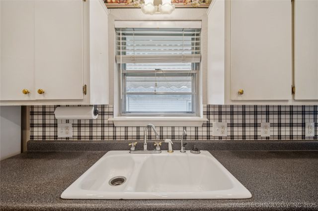 1023 E Thompson Avenue, Sapulpa, OK 74066