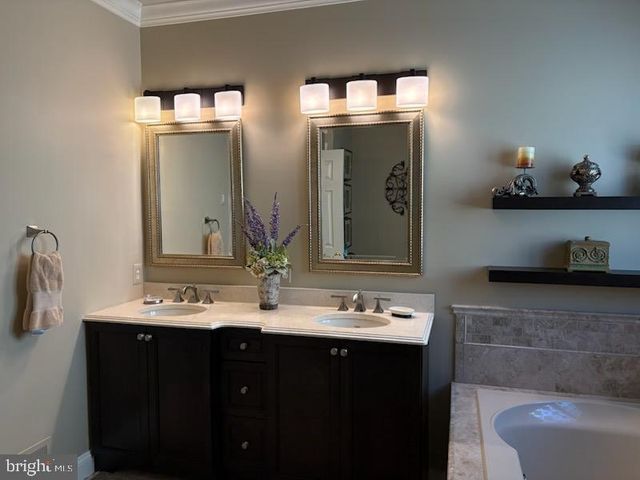 2 PORTOFINO DR, Hamilton, NJ 08691