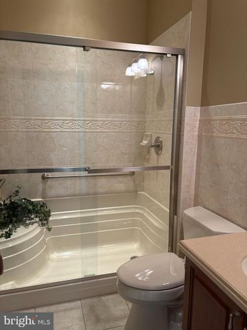 2 PORTOFINO DR, Hamilton, NJ 08691